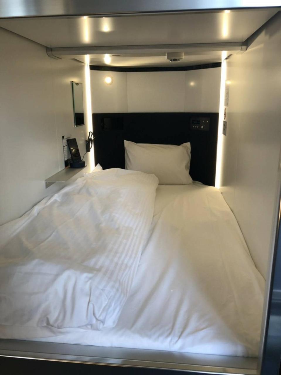 Hearts Capsule Hotel & Spa Hakata Фукуока Экстерьер фото